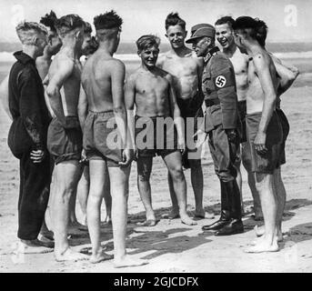 ATLANTIC COAST, FRANCE 1940-1944 Young members of the Reich Labour Service (Reicharbeitsdienst), listening to a GruppenfÃ¼hrer during a handball match on the beach in a breadk of the building of fortifications in the Atlantic Wall, during the German occupation of parts of France during the Second World War. Photo: Kreten / AB Text & Bilder / SVT / Kod: 5600  Stock Photo