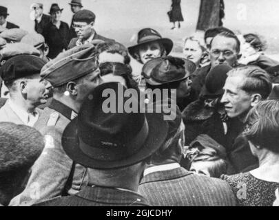 LE MANS, FRANCE 1940-06-27 A German officer is surrounded by people asking him questions, according to original caption, on the street in Le Mans, France, June 27, 1940, after the German occupation of parts of France during the Second World War. Photo: AB Text & Bilder / SVT / Kod: 5600 Stock Photo