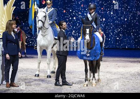  SOLNA 20191130 Swedens Prince Carl Philip awards Lilly Johansson, who won the Prince Carl Philips award at the Sweden International Horse Show in the Friends arena in Solna. Foto: Jessica Gow / TT kod 10070 