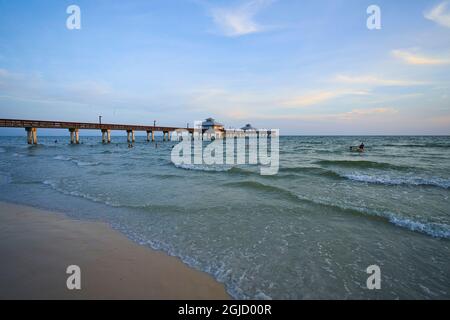 USA, Florida, Fort Myers Beach. Fort Myers Beach Pier at sunset. Located on Estero Island, Fort Myers Beach is a major tourist destination in Florida. Stock Photo