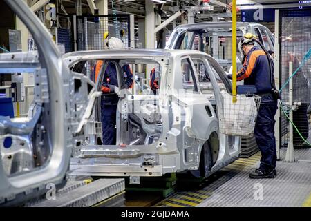 Volvo Cars started up the factory in Torslanda, Gothenburg, Sweden, April 14, 2020. The assembly line. Photo: Adam Ihse / TT / code 9200  Stock Photo