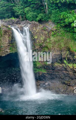 USA, Hawaii, Big Island of Hawaii. Wailuku River State Park, Rainbow Falls and surrounding lush vegetation. Stock Photo