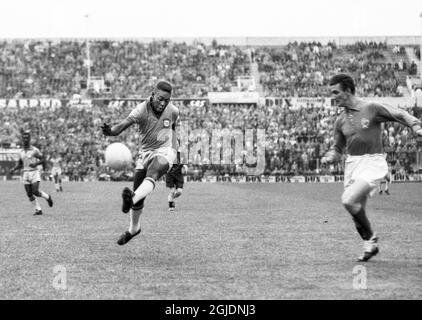 STOCKHOLM 1958-06-24 Pelé of Brazil (L) shoots during the FIFA World Cup soccer semi final match between Brazil and France at Rasunda stadium in Stockholm, Sweden, on June 24, 1958. Photo: Pressens Bild / TT / code: 190 Stock Photo