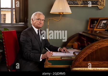 Stockholm, Drottningholm 2020-11-17 Sweden's King Carl Gustaf at his desk in the Stone Hall of Drottningholm Palace November 17, 2020. King Carl Gustaf made an announcement November 17, 2020 about everyone taking responsibility and continue the joint efforts to stop the spread of the coronavirus. Photo: Royal Court / Handout / code 10500 **MANDATORY CREDIT: Photo: Royal Court ** ** For editorial use only. The image comes from an external source and is distributed in its original form as a service to our subscribers **  Stock Photo