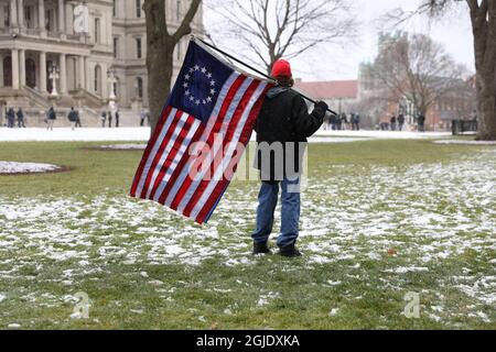 Donald Trump's final days. Several armed protests took place around the United States on Sunday, January 17, 2021. In Michigan's state capital Lansing, members of the far-right Boogaloo movement showed up with automatic firearms outside the Michigan State Capitol building. Picture: A man with a Betsy Ross flag. Photo: Nora Savosnick / Aftonbladet / TT code 2512  Stock Photo