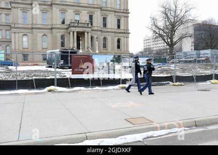 Donald Trump's final days. Several armed protests took place around the United States on Sunday, January 17, 2021. In Michigan's state capital Lansing, members of the far-right Boogaloo movement showed up with automatic firearms outside the Michigan State Capitol building. Picture: Police patrolling the area. Photo: Nora Savosnick / Aftonbladet / TT code 2512  Stock Photo