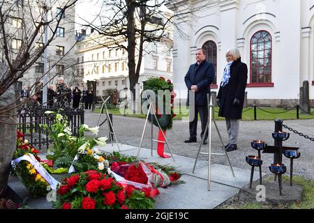 Swedish Prime Minister and Party leader of the Social Democrats Stefan Lofven and his wife Ulla Lofven at a wreath laying ceremony on the 35th anniversary of the assassination of former Swedish Prime Minister and Party leader of the Social Democrats Olof Palme at Palme's grave at Adolf Fredrik church yard in Stockholm, Sweden February 28, 2021. Photo: Jonas Ekstromer/TT kod: 10030  Stock Photo