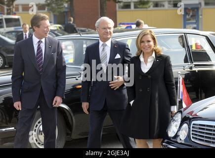 Grand Duke Henri of Luxembourg, King Carl Gustaf of Sweden and Grand Duchess Maria Teresa during a visit to the local Tallbohov school in Stockholm, Sweden. Stock Photo