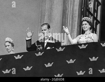 Queen Louise of Sweden (Lady Louise Mountbatten), Prince Philip and Queen Elizabeth II waving to the crowds from the balcony towards Lejonbacken at Stockholm Castle in connection with the Queen's state visit to Stockholm June 8, 1956. Photo: Aftonbladet / TT code 2512 Stock Photo