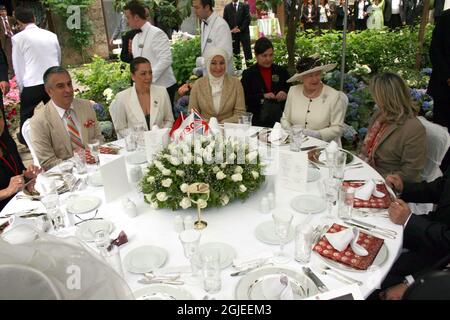 Britain's Queen Elizabeth II and Hayrunnisa Gul (L), wife of Turkish President Abdullah Gul at Koza Han in Bursa. Stock Photo