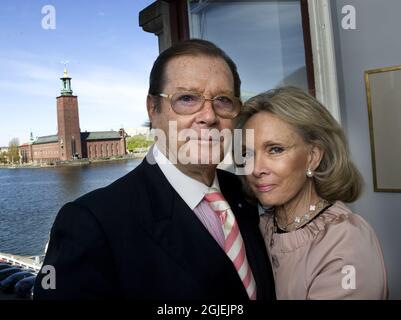 Britsh actor and Goodwill Ambassador of UNICEF Sir Roger Moore with his wife Christina Tholstru promotes his biography 'My name is Moore - Roger Moore' in Stockholm. Here with his wife Christina Tholstrup. Stock Photo