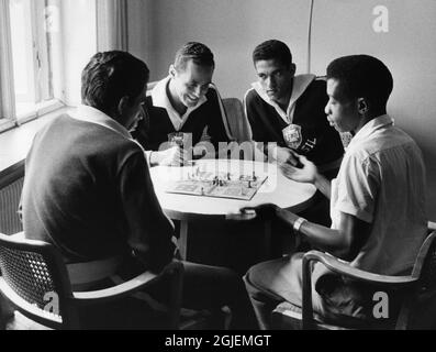 1958 A Gazeta Esportiva Campeao Mundial Vi Copa Do Mundo -  Garrincha-Pele-Zagalo (Brazil) 