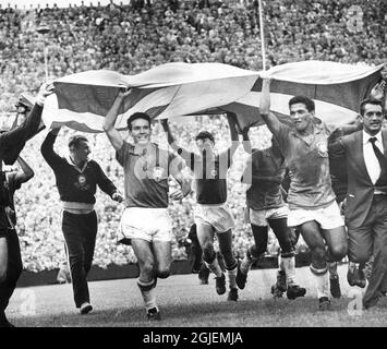 1958 A Gazeta Esportiva Campeao Mundial Vi Copa Do Mundo -  Garrincha-Pele-Zagalo (Brazil) 