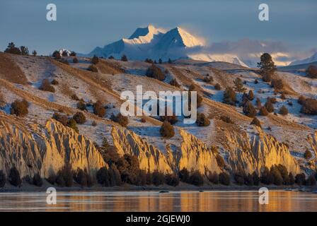 McDonald Peak and the Mission Mountains loom over the Flathead River in early winter in the Mission Valley, Montana, USA Stock Photo