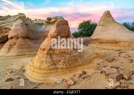 USA, New Mexico. Hoodoo formations in Ojito Wilderness at sunset. Stock Photo