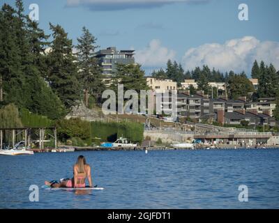 Usa, Washington State, Bellevue, Meydenbauer Bay, woman seated on stand-up paddleboard Stock Photo