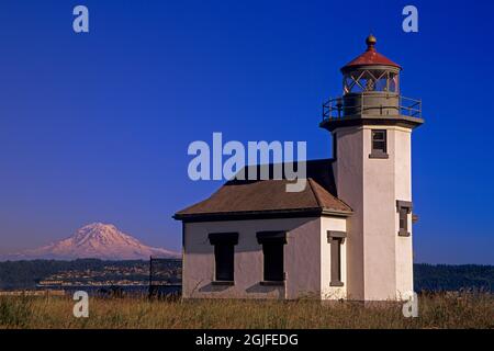 Washington State, Maury Island, Point Robinson Lighthouse, built 1915, with Mt. Rainier Stock Photo