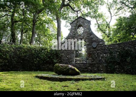 Monument and simple grave marked by a boulder to the Welsh Statesman and Prime Minister David Lloyd George in Llanystumdwy, North Wales Stock Photo