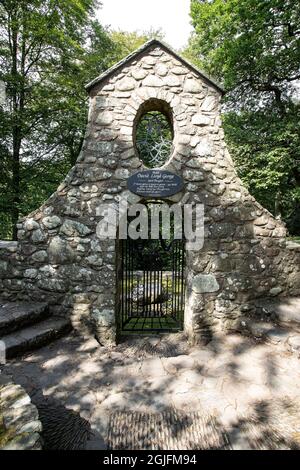 Monument and entrance to the grave of politician David Lloyd George in Llanystumdwy, North Wales designed by Sir Clough William-Ellis Stock Photo