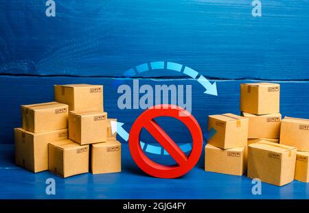 Arrows between boxes and prohibition symbol NO. Trade wars. Ban on imports and exports. Sanctions and embargoes. Termination of a trade agreement, clo Stock Photo