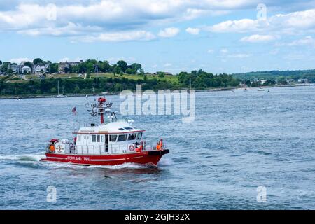 Casco Bay, Maine, USA.  Fire boat near Fort Gorges, a former United States military fort built on Hog Island Ledge at the entrance to the harbor at Po Stock Photo