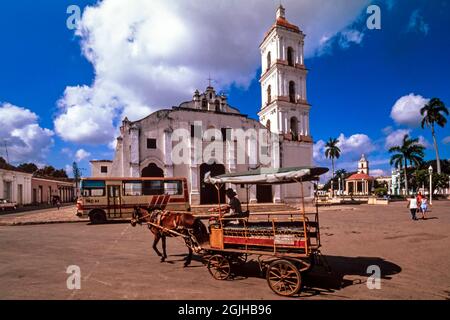 Horse and carriage, and bus,  in front of parish Church of San Juan Bautista de Los Remedios, Remedios, Cuba Stock Photo