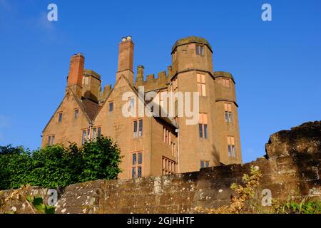 Leicester’s Gatehouse to Kenilworth Castle glowing red soon after sunrise in Kenilworth, Warwickshire, Midlands, England Stock Photo