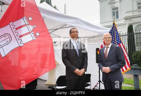 Hamburg, Germany. 10th Sep, 2021. Peter Tschentscher (r), Hamburg's first mayor, and Darion Akins, the Consul General of the United States of America, stand in front of the Consulate General of the USA in Hamburg on the occasion of the 20th anniversary of the terrorist attacks of September 11, 2001. Credit: Ulrich Perrey/dpa/Alamy Live News Stock Photo