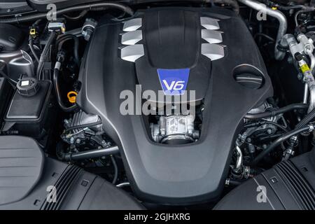 Close-up of the V6 engine of the modern luxury car, front view. Internal combustion engine, car parts, deteyling. Stock Photo