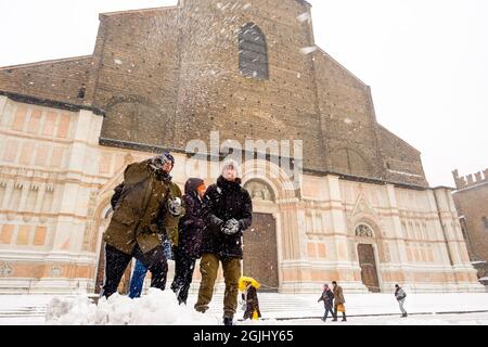 Bologna, Italy. 01st Mar, 2018. A students throws snowballs in Piazza Maggiore. The 'Beast from the East', an unusually cold and snowy weather, strike Stock Photo