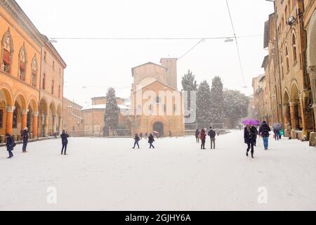 Bologna, Italy. 01st Mar, 2018. A general view of Piazza Santo Stefano following heavy snowfall in Bologna, Italy. The 'Beast from the East', an unusu Stock Photo
