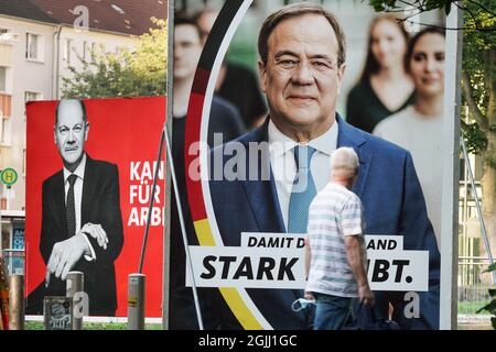 Gloßplakate zur Bundestagswahl am 26.9.2021 mit den beiden Kanzlerkandidaten Armin Laschet CDU (vorne) und Olaf Scholz SPD in Dortmund, 09.09.2021 Stock Photo