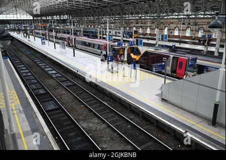 The station platforms inside Manchester Piccadilly station. Stock Photo