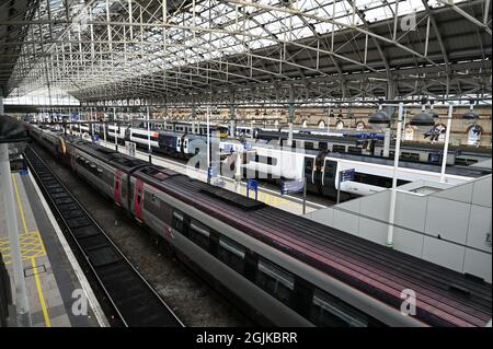 The station platforms inside Manchester Piccadilly station. Stock Photo