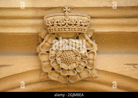 Stone carving of a Tudor Rose and Crown above a doorway,Tom Quad, Christ Church College, University of Oxford, Oxford, Engand, UK. Tudor double rose royally crowned. Stock Photo
