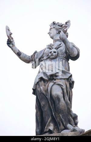 Statue of one of the nine muses adorning the roof of the Clarendon Building, University of Oxford, Oxford, England, UK. The nine muses: inspirational goddesses of literature, science, and the arts. Stock Photo