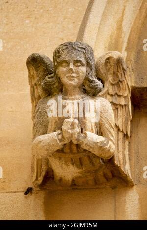 Stone carved decoration. Angel carving on exterior of the Bodleian Library, opposite the  Sheldonian Theatre, University of Oxford, Oxford, England, UK Stock Photo