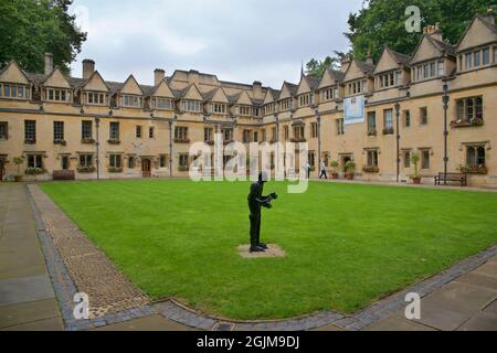 Old Quad, Brasenose College, University of Oxford, Oxford, England, UK. 'God of the Forge', sculpture by Sir Eduardo Paolozzi (1924Ð2005) which represents a god of the forge. Its body represents Hephaestus (Vulcan): god of blacksmiths, metalworking, carpenters, craftsmen, artisans, sculptors, metallurgy, fire, and volcanoes. The head is that of the artist. Stock Photo