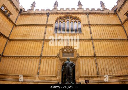 Old Schools Quadrangle Bodleian Library. Statue of Earl of Pembroke. The earliest public library in Europe. The Bodleian Library was founded in 1602 by Sir Thomas Bodley, who donated his personal library to start the collection. To use the library, one must be a graduate of the University of Oxford.  Oxford University, England. Stock Photo