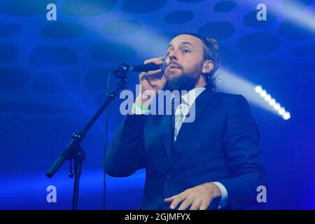 Winchester, UK. 10th Sep, 2021. Vocalist, Jonathan Scratchley performs live on stage with British dubstep band, Gentleman's Dub Club at Mucky Weekender Festival. Credit: SOPA Images Limited/Alamy Live News Stock Photo