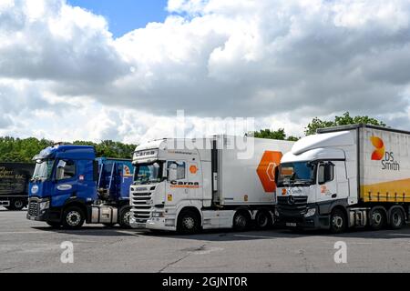 Swindon, Wiltshire, England - June 2021: Row of heavy goods vehicles parked up at a motorway service station Stock Photo