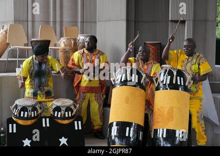 West African drummers celebrated the 92 birthday of legendary James Barnor today at the Serpentine Pavilion .In tandem with a 5 star exhibition at Serpentine there was a big celebration of pioneering British -Ghanian photographer James Barnor and his passion for music with a performance from UK based West African drummers and dancers in the esteemed 2021 Serpentine Pavilion designed by Counterspace playing tribute to Fee Hii , the cultural trope Barnor managed . Stock Photo