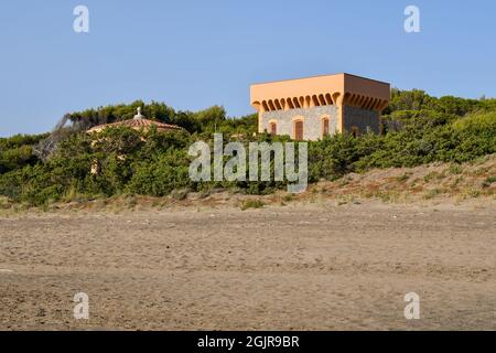 A holiday villa built on the sandy beach and surrounded by Mediterranean vegetation of the Maremma coast, Marina di Castagneto Carducci,Tuscany, Italy Stock Photo