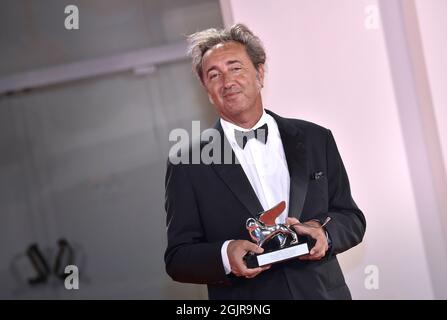 Venezia, Italien. 11th Sep, 2021. VENICE, ITALY - SEPTEMBER 11: Director Paolo Sorrentino poses with the Silver Lion Grand Jury Prize for 'The Hand Of God' at the awards winner photocall during the 78th Venice International Film Festival on September 11, 2021 in Venice, Italy Credit: dpa/Alamy Live News Stock Photo