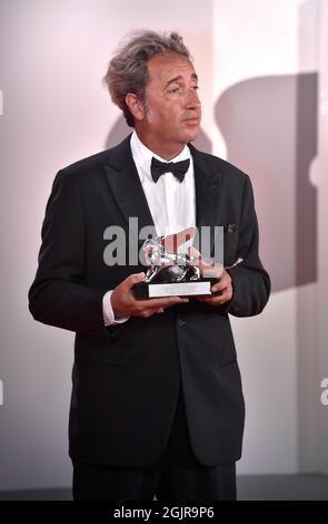 Venezia, Italien. 11th Sep, 2021. VENICE, ITALY - SEPTEMBER 11: Director Paolo Sorrentino poses with the Silver Lion Grand Jury Prize for 'The Hand Of God' at the awards winner photocall during the 78th Venice International Film Festival on September 11, 2021 in Venice, Italy Credit: dpa/Alamy Live News Stock Photo