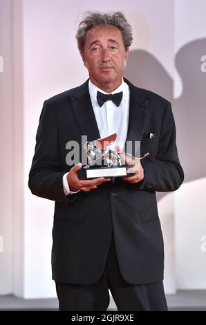 Venezia, Italien. 11th Sep, 2021. VENICE, ITALY - SEPTEMBER 11: Director Paolo Sorrentino poses with the Silver Lion Grand Jury Prize for 'The Hand Of God' at the awards winner photocall during the 78th Venice International Film Festival on September 11, 2021 in Venice, Italy Credit: dpa/Alamy Live News Stock Photo