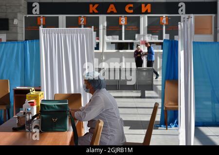 Kramatorsk, Ukraine. 11th Sep, 2021. A medical worker waits for people to be vaccinated at a vaccination centre inside the city's bus station in Kramatorsk.From September 13, a yellow level of epidemic threat may be introduced across Ukraine due to the growing COVID-19 incidence. This was stated by Health Minister Viktor Liashko. As for the red quarantine zone, it will be introduced in several regions, where the rates of morbidity and hospitalization exceed the normal ones. Credit: SOPA Images Limited/Alamy Live News Stock Photo