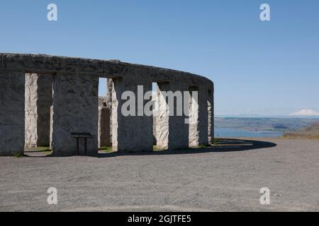 Samuel Hill had 'Stonehenge' built as a memorial of the 13 Klickitat County men killed in World War I. It is a full-size replica of England's famous S Stock Photo