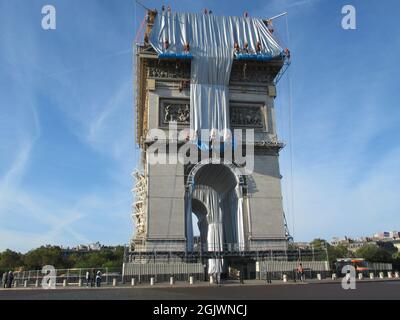 Paris, France. 12th Sept 2021. Climbers have begun wrapping the Arc de Triomphe. The wrapping is to be completed by September 18, 2021 - and with it a lifelong dream of the artist couple Christo and Jeanne-Claude, whose fulfillment, however, both can no longer witness. Jeanne-Claude died in 2009, Christo on 31 May 2020. Credit: Sabine Glaubitz/dpa/Alamy Live News Stock Photo