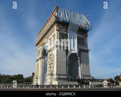 Paris, France. 12th Sept 2021. Climbers have begun wrapping the Arc de Triomphe. The wrapping is to be completed by September 18, 2021 - and with it a lifelong dream of the artist couple Christo and Jeanne-Claude, whose fulfillment, however, both can no longer witness. Jeanne-Claude died in 2009, Christo on 31 May 2020. Credit: Sabine Glaubitz/dpa/Alamy Live News Stock Photo